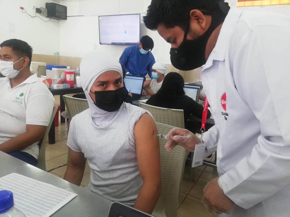 Salud_Guayas's tweet photo. #Durán | Brigada de vacunación inocula con la dosis de refuerzo de la #VacunaCOVID19 al personal de la empresa #Omarsa para completar su esquema de inmunización. #DileSíALaVacuna https://t.co/TUXBdU380M