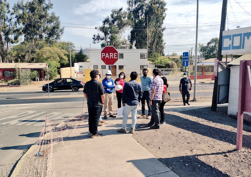 serviuatacama's tweet photo. Equipos @serviuatacama @MuniVallenar se reúnen en terreno y después con vecinos del sector Las Pircas, de manera de despejar dudas por proyectos habitacionales que se construirán en la zona, en el marco de los programas impulsados por el @Minvu y del crecimiento de la ciudad. https://t.co/GQhJWzjJyF