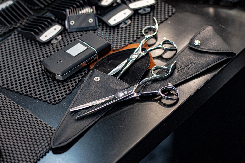 fagaci1's tweet image. ✔️ Comfortable &amp;amp; Smooth Motion - The handle of this texturizing shears is designed to perfectly fit the hand.

#fagaci #fagacishears #shears #thinningshears

l8r.it/oM2L