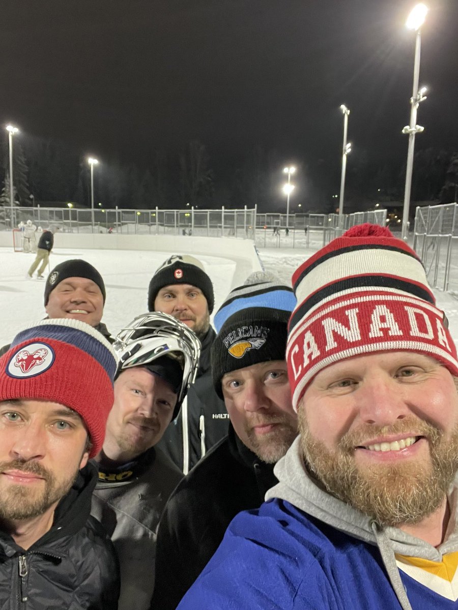 kalle_backman's tweet photo. Ei päästä halliin, ni vedetään sit pipolätkää. #hopoki #harastekiekko #roadtocarha2023 https://t.co/TNrIs6HjPb