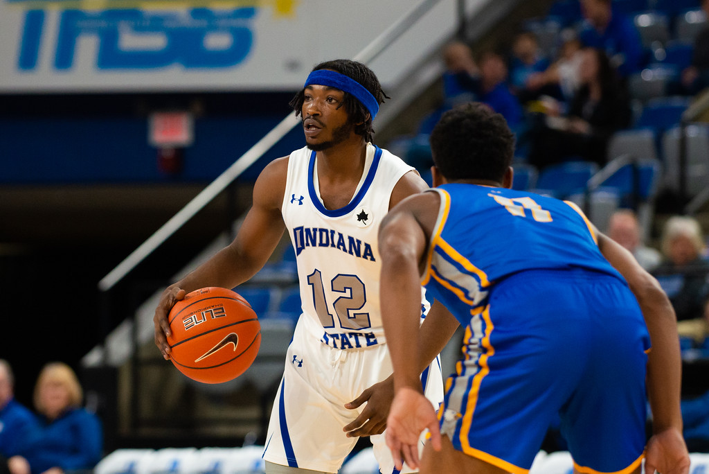 Who wants tickets to Saturday's <a href="/IndStBasketball/">Indiana State Basketball</a>  game against Loyola!? I will give away TWO lower bowl tickets to the game on Saturday night to those who RT this. We need to have Hulman Center rockin' for the WHITE OUT! #MarchOn
