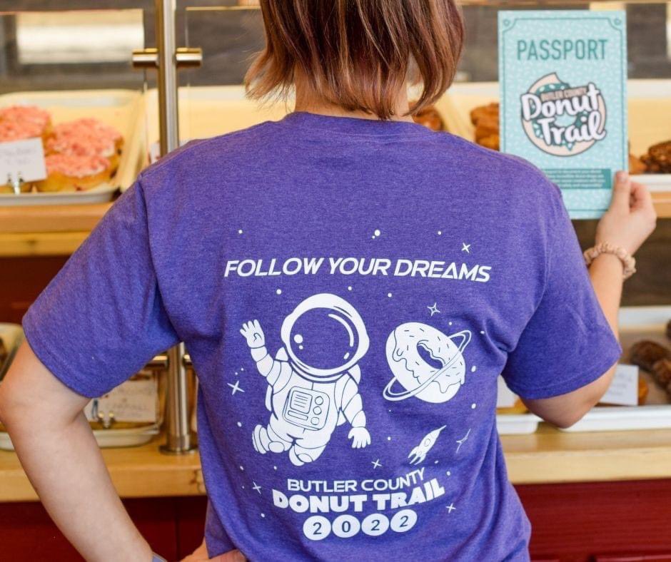 DonutTrail's tweet photo. 🌟🍩🚀 𝔽𝕠𝕝𝕝𝕠𝕨 𝕐𝕠𝕦𝕣 𝔻𝕣𝕖𝕒𝕞𝕤 🚀🍩🌟

The new 2022 Donut Trail T-shirt is now available &amp; it's out of this 🌎 https://t.co/QktWlT5Mf6