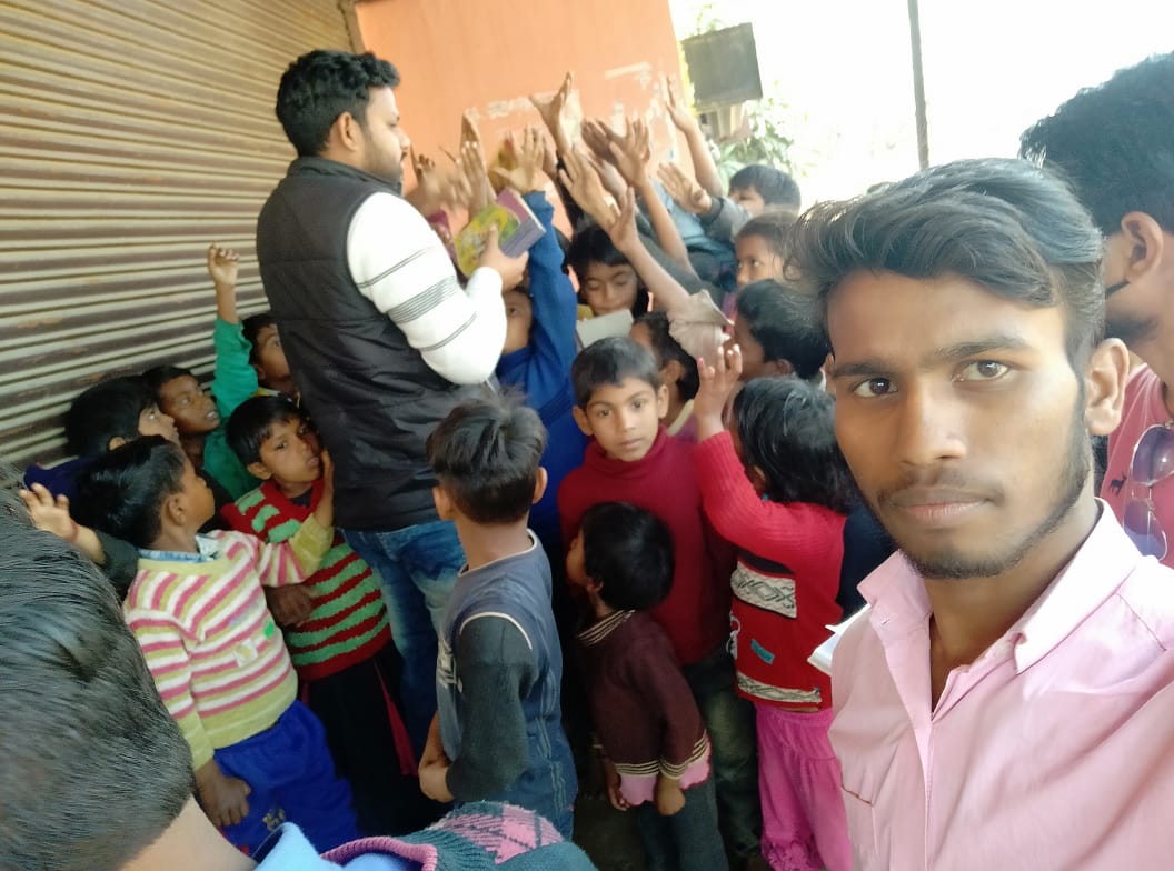 samratrakesh_'s tweet photo. युवा परिवर्तन फाउंडेशन @YuwaFoundation1 के द्वारा स्वामी विवेकानंद जी की जयंती एवं राष्ट्रीय युवा दिवस के पावन अवसर पर शहर के बक्शी पुरा मोहल्ले के बगल स्थित चैतू पुरवा ग्राम सभा में ग्रामीण बच्चों में वस्तुओं का वितरण कर उन्हें शिक्षा के प्रति जागरूक किया गया।
@abhinandita_m https://t.co/z6Qmjl1fAg
