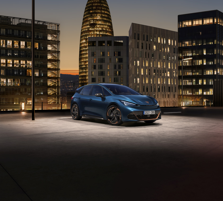 SEATcz's tweet photo. Společnost #SEAT S.A. uzavřela rok 2021 s 470 500 prodanými vozy, což je o 10,3 % více než v roce 2020 (426 600). Prodeje společnosti SEAT S.A. vzrostly především díky značce #CUPRA a poptávce po elektrifikovaných modelech. Více na: https://t.co/J93uikHWOv https://t.co/hzHMS3Yfw4