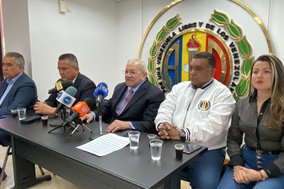 DiarioTalCual's tweet photo. A pesar de apoyar a Claudio, Bernabé Gutierrez dice que triunfo en Barinas es de todos #TalCual #ClaroyRaspao #VictoriaCompartida https://t.co/JAAjs0o9I9 https://t.co/GTt7bSlhZ8