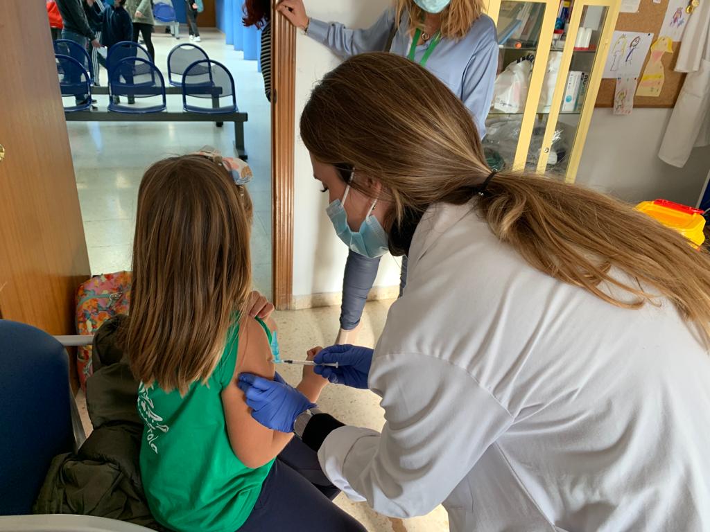 Te recordamos que ya puedes solicitar cita para vacunación #COVID19 para niños de entre 5 y 11 años a través de Salud Responde y ClicSalud. Hemos habilitado horario de tarde para facilitar la accesibilidad de los escolares. Te esperamos