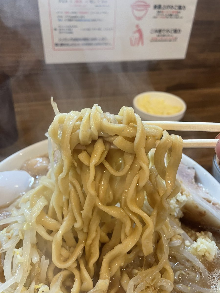 beefkwsk's tweet photo. 男気らーめん アカギ　ラーメン中
ﾔｻｲｽｸﾅﾒﾆﾝﾆｸｱﾌﾞﾗｵｵﾒ

ｻﾞﾜｻﾞﾜｻﾞﾜ...
ついに来たぜアカギ！！！！！！
1時間ぐらい並んだ。
野菜は結構しっかり茹でてあるクタクタなヤツ。スープは豚の味めっちゃ感じる強めスープに油分が多い気がス。
麺はきしめんみてーに幅広で、バキボ https://t.co/Gv6NPSDGc5