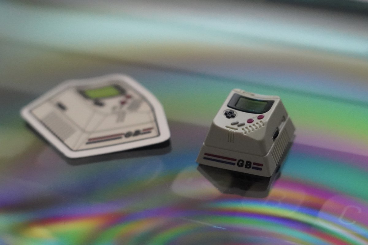 techmech_'s tweet photo. ZMKC Pocket Game Console Artisan Keycap
忘れたころにやってきたArtisan Keycap.
つくりがすごく精密で、ボタンやカーソルキーは別パーツでできてる!しかもかわいい...
#ZMKC #Artisan #keycaps #Drop https://t.co/jMZlKU6IL5