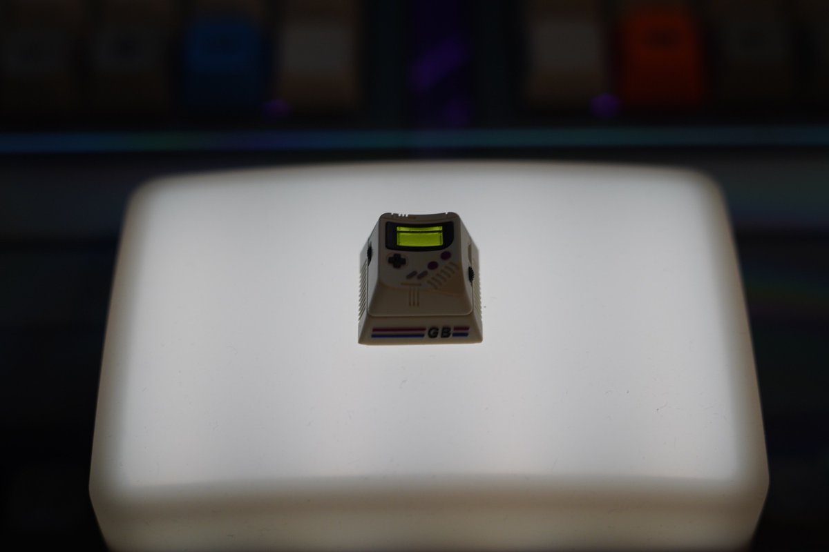 techmech_'s tweet photo. ZMKC Pocket Game Console Artisan Keycap
忘れたころにやってきたArtisan Keycap.
つくりがすごく精密で、ボタンやカーソルキーは別パーツでできてる!しかもかわいい...
#ZMKC #Artisan #keycaps #Drop https://t.co/jMZlKU6IL5