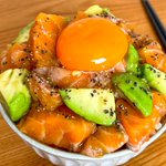 切ったり、混ぜたり、簡単な作業ばかりで作れちゃう!サーモンやアボカドを使った「ポキ丼」レシピ!