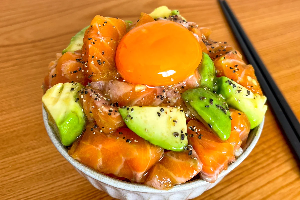 切ったり、混ぜたり、簡単な作業ばかりで作れちゃう！サーモンやアボカドを使った「ポキ丼」レシピ！