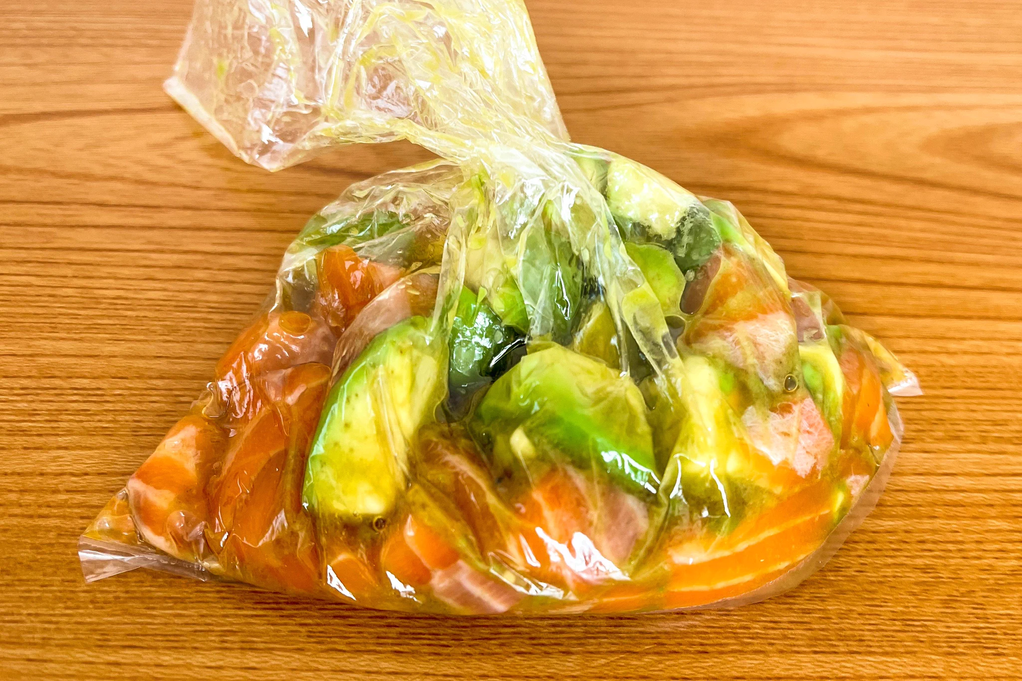 切ったり、混ぜたり、簡単な作業ばかりで作れちゃう！サーモンやアボカドを使った「ポキ丼」レシピ！