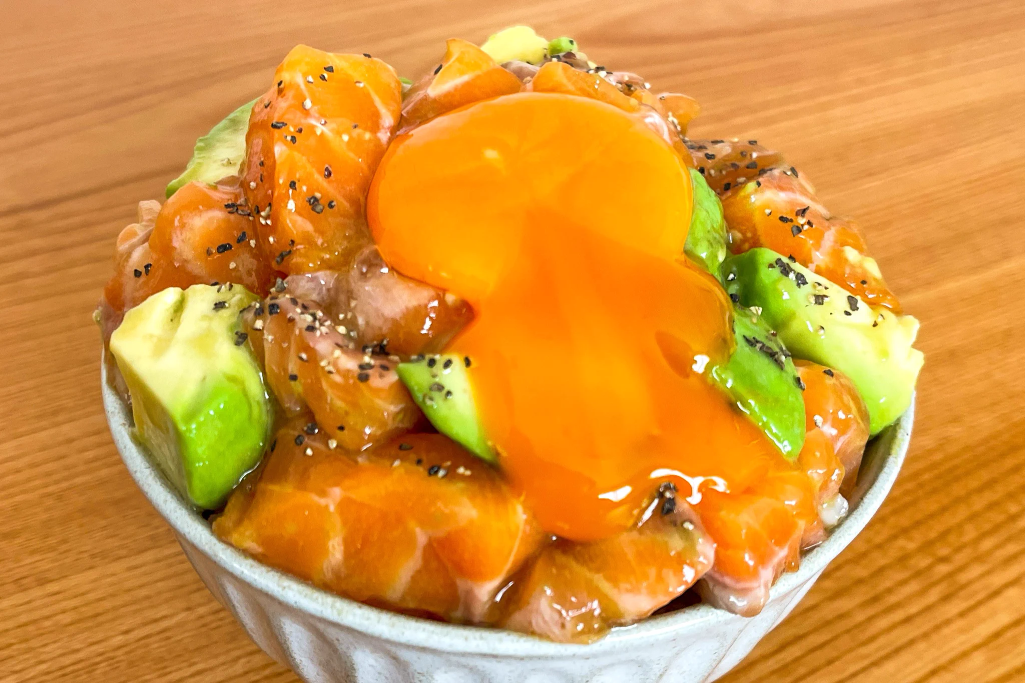 切ったり、混ぜたり、簡単な作業ばかりで作れちゃう！サーモンやアボカドを使った「ポキ丼」レシピ！