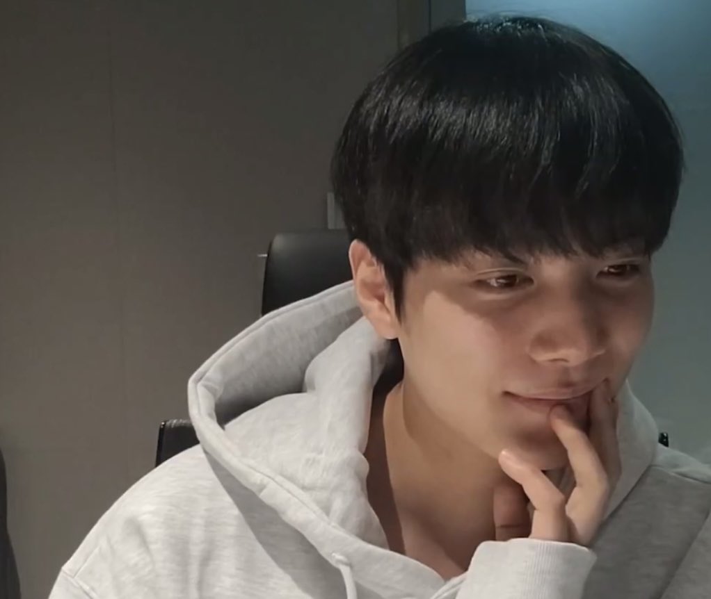 starrynight0608's tweet photo. 이게 사랑에빠진얼굴이지 브이앱댓글보는 표정이냐?? https://t.co/0Ua6o3wD3s
