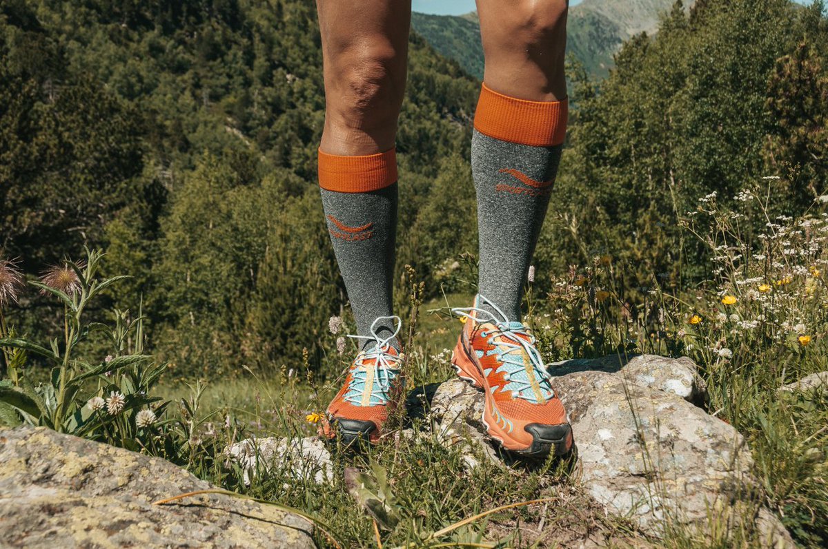 ¿Te duele la planta del pie después de varias jornadas de entrenamiento? Puede ser fascitis plantar 🦶
🧦 Nuestros calcetines para la fascitis plantar son prendas creadas para evitar el dolor que provoca la inflamación de la fascia. 
Descúbrelos: bit.ly/32fKdr3