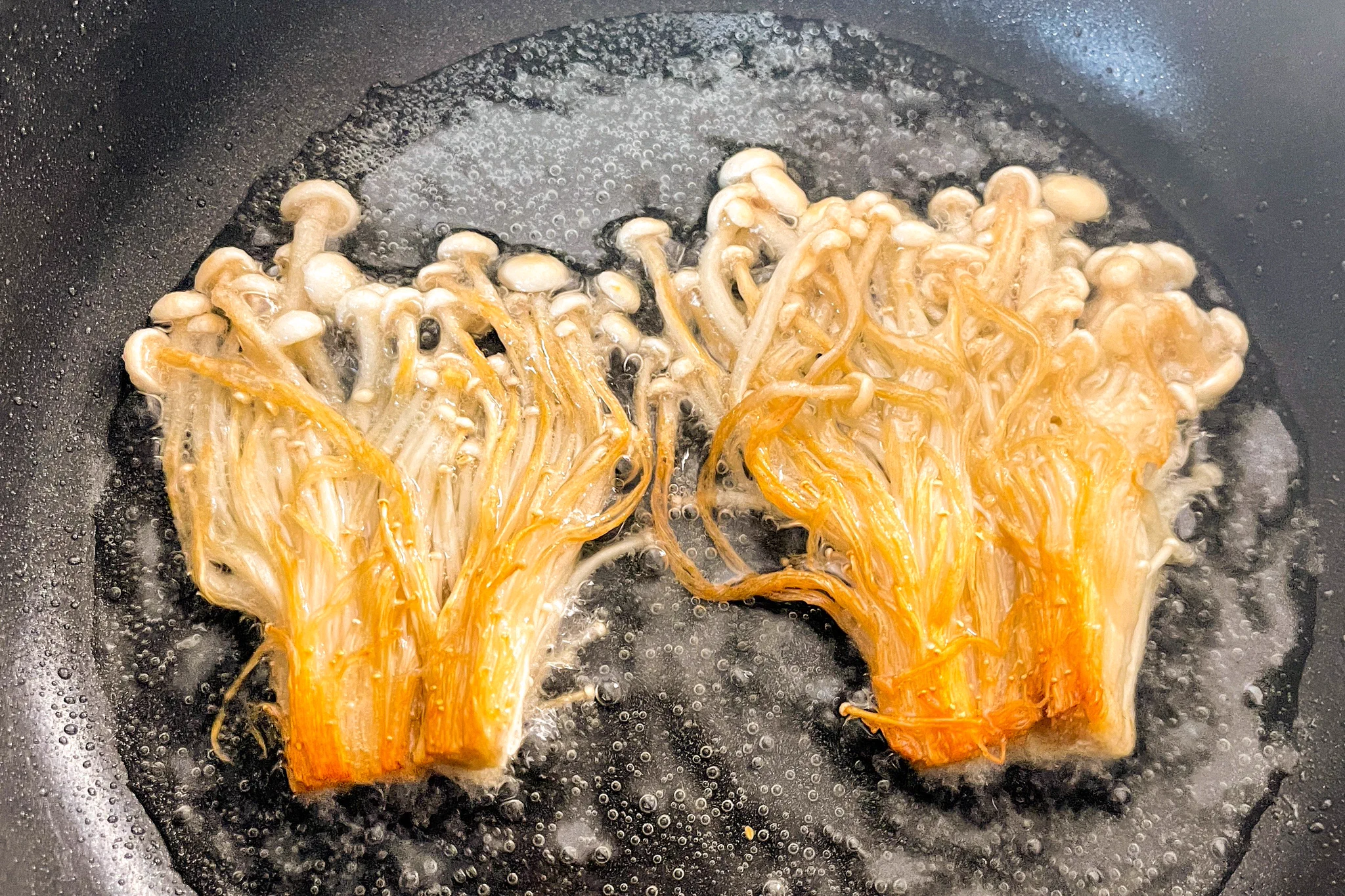 カリッ、サクッとした心地良い食感を楽しめる？！おつまみにもぴったりそうな「えのき」レシピ！