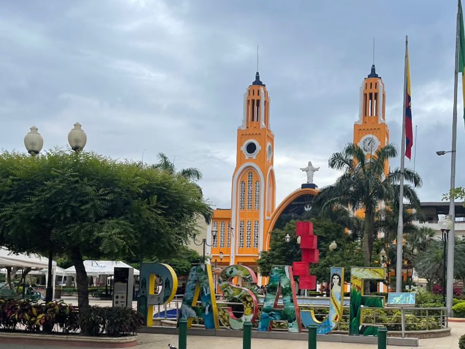 JCCassinelli's tweet photo. Lo repito. Mi profesión de abogado me permite seguir visitando siempre sitios realmente hermosos y pintorescos del país.  Hoy en Pasaje #ElOro . @VitoMunozU @vitotvo #abogado https://t.co/AOk8V29T8Z
