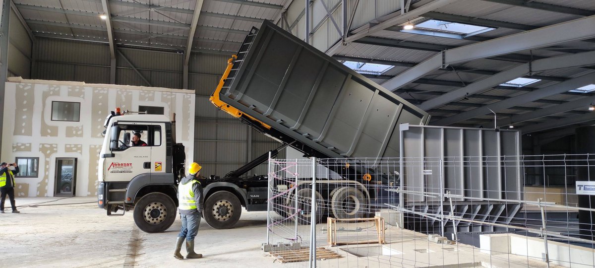 AStouff's tweet image. Première simulation de déchargement de fumier pour #Prometer. Camions et caissons sont dans les starting-blocks