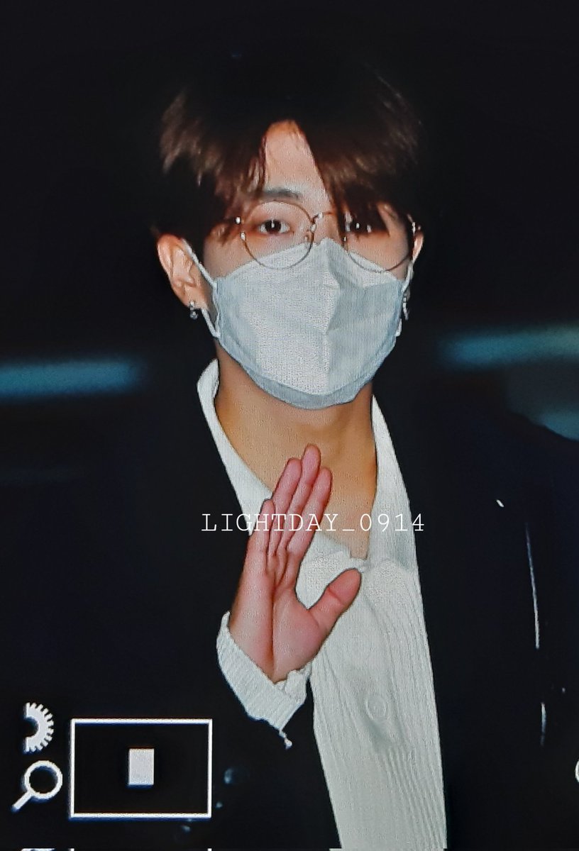 LIGHTDAY_0914's tweet photo. 220112 출국 

#StrayKids #스트레이키즈 #한지성 #HAN https://t.co/vKktRuF87r