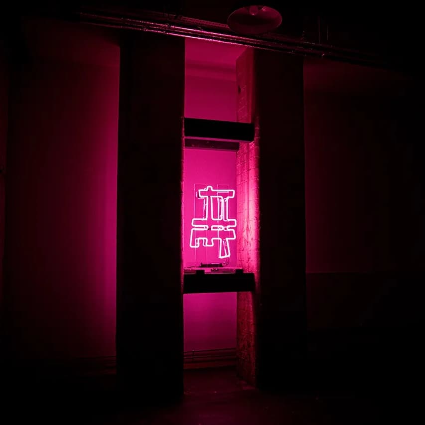 AURA SCULPTURE 2_NEONGLASS. AI generated #sculpture from my <a href="/Novars_Research/">NOVARS</a> residency into #machinelearning &amp; #musiqueconcrete visual symbolic system for AURAMACHINE trained on ancient alchemical/electrical/tech-media symbols #ai Collab w <a href="/Neoncreations/">Neon Creations Ltd</a> 📸 <a href="/beedoubleyou_/">beedoubleyou_</a>