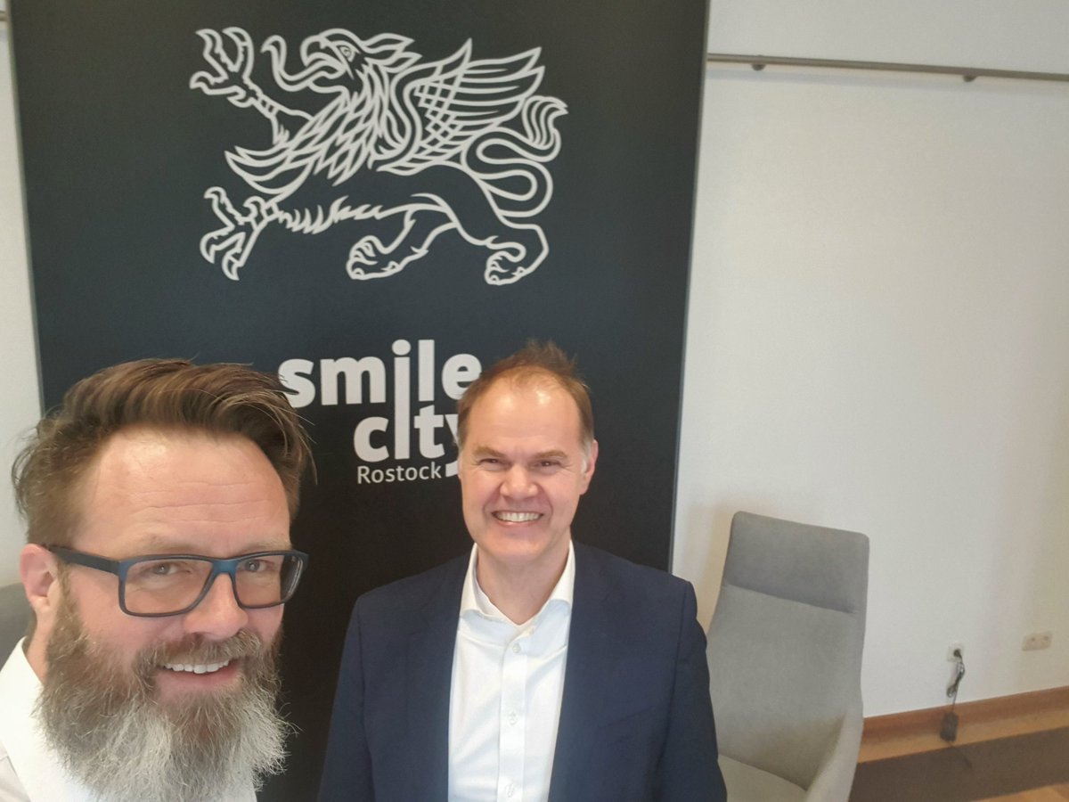Oberbürgermeister von #Rostock <a href="/ClausRuhe/">Claus Ruhe Madsen</a> und ich schauen nicht nur in die Kamera, sondern haben uns sehr engagiert dazu ausgetauscht, wie sich Rostock &amp; die Ostseeregion genau jetzt neu erfindet. Boom-Town 2030. Innovativ, nachhaltig und offen. More to come..

#SmileCityRostock