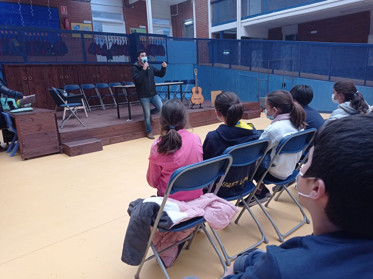 Llor_Fundacio's tweet photo. A 5è d'Educació Primària rebem la visita del Javi López, director de l'Escola de Música del Llor, com a expert per començar el Projecte La revolta dels ritmes i les notes 🎶
#Llor #PrimàriaLlor #ProjectesLlor #InteligènciesMúltiplesLlor #EnsDivertimAlLlor https://t.co/AaLURmN1sD