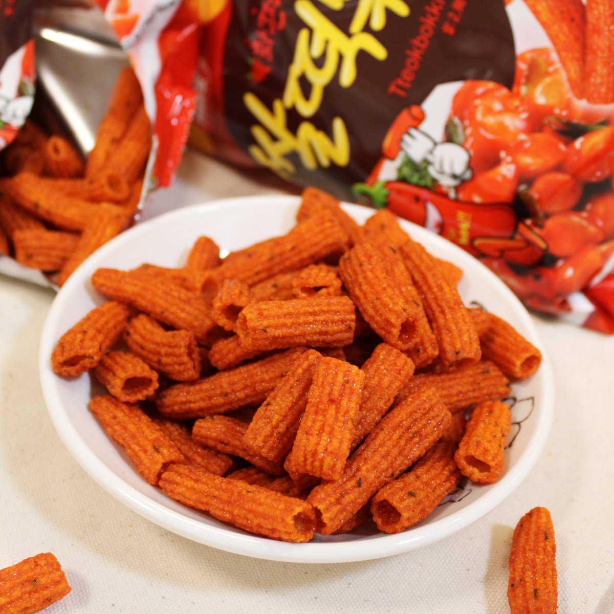 Tteokbokki snack is just perfect for when you're craving tteokbokki but you can't have it! Same taste, with lots of crunchiness 😋

#hmart  #tteokbokkisnack #tteokbokki #koreansnack
