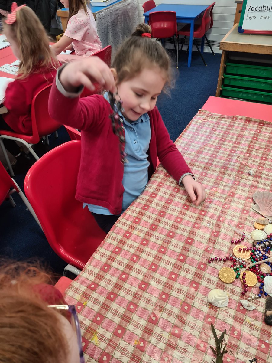 PentrerGraig's tweet photo. #pgpspaceships had a letter from Diver Dylan asking us to find out more about the items in his treasure chest We loved exploring the chest and thinking about what the contents could be! We are adding to our EPIC (everyone plans in class) and can't wait to start our research! https://t.co/QvoZr9uOaE