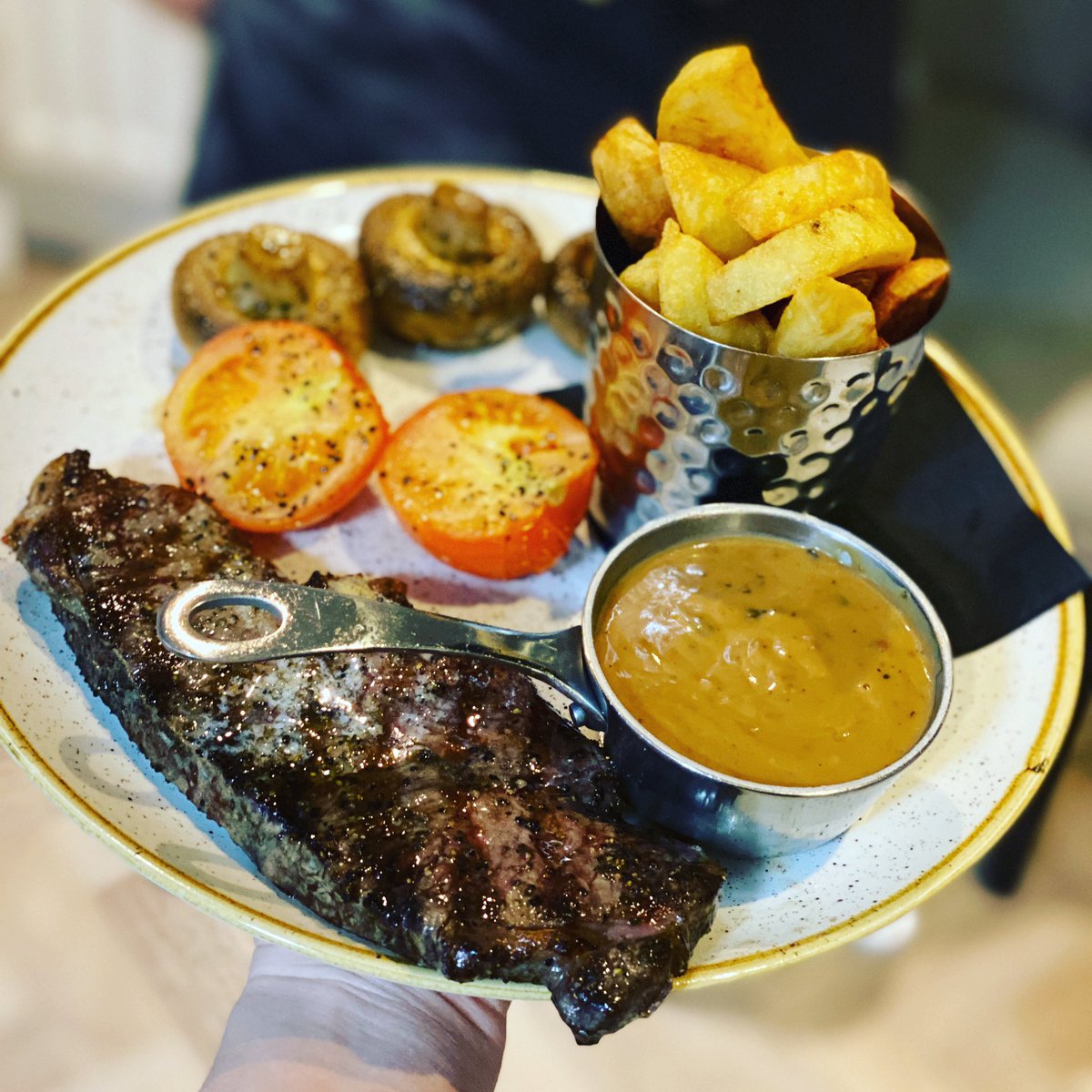 ObloBar's tweet photo. Tonightβs our last Grill Night before we change things up next week! So why book a table for your supper to enjoy 2 for just Β£20!
#eatout #midweektreat #wednesday #bookyourtable #steaknight #save #lastchance #nocookingrequired #supper #oblobareyemouth https://t.co/hddVV6kE0E