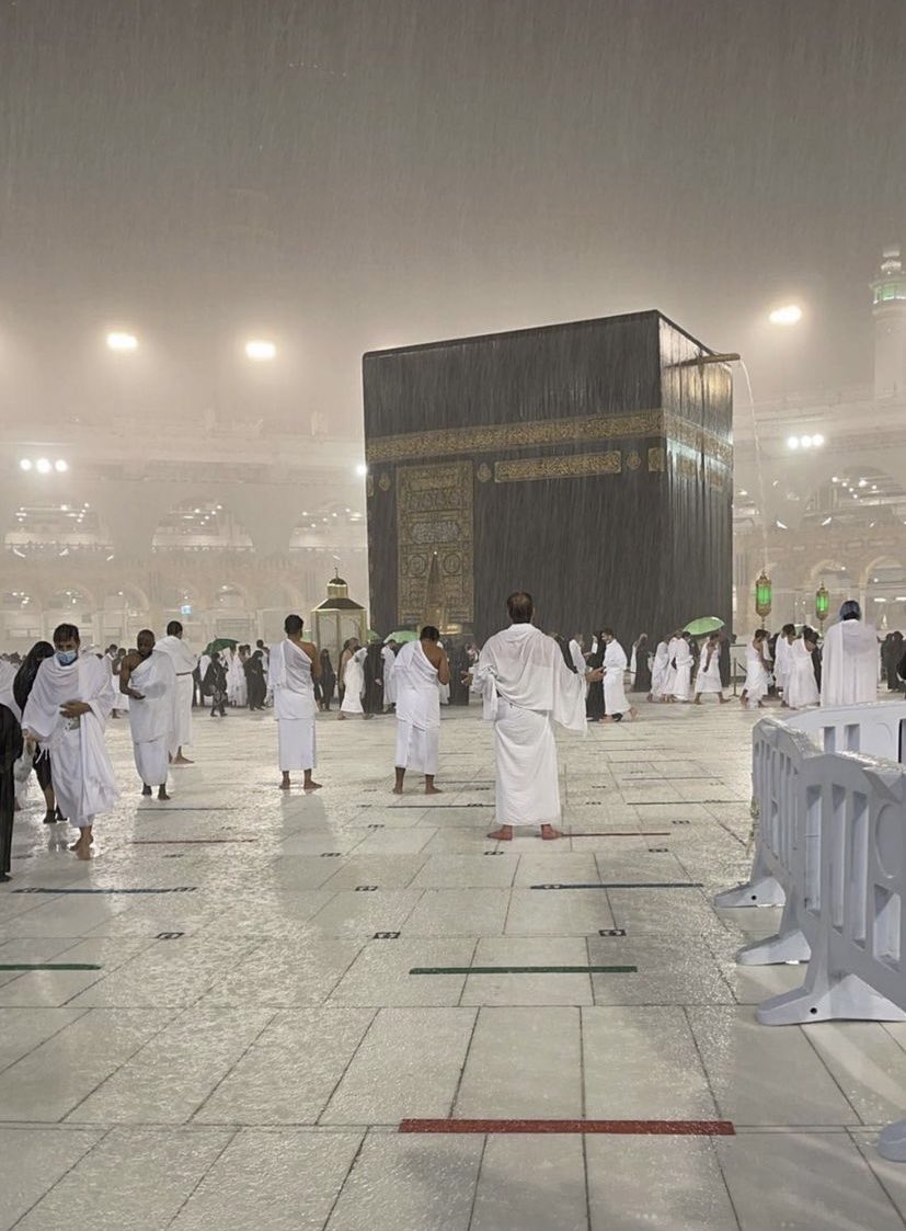 بیت اللہ پر شدید بارش کے دوران
طواف، عبادات اور دعاؤں کا سلسلہ جاری ہے