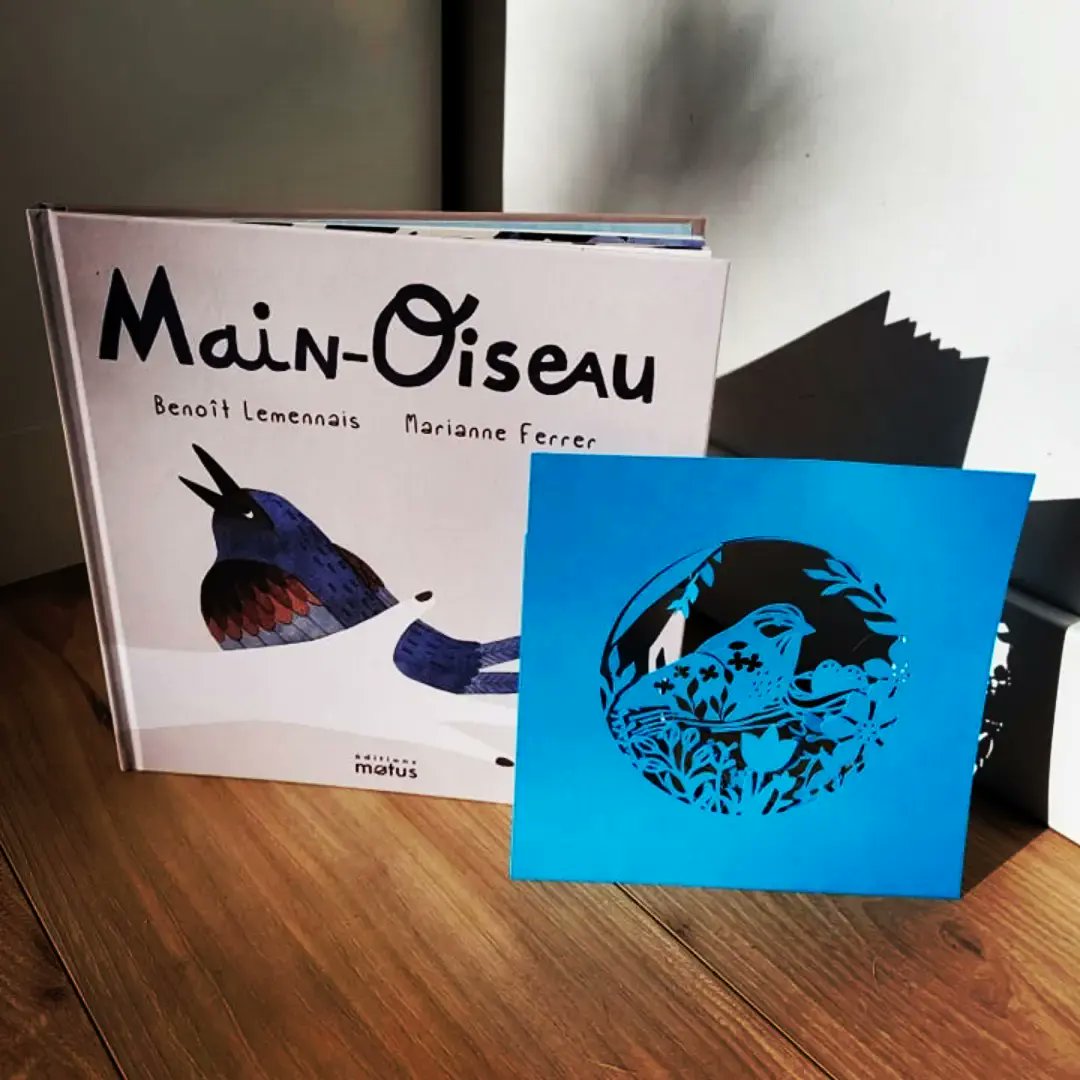 On a la joie d’avoir déjà reçu l’émouvant album Main-oiseau chez <a href="/editionsmotus/">Éditions Motus</a>
Cela raconte l’histoire d’une petite fille venue au monde avec une différence. L’album adopte le point de vue de sa maman et c’est magnifique. 
RDV le 20 janvier en librairie
#croquivre #cricut #livre