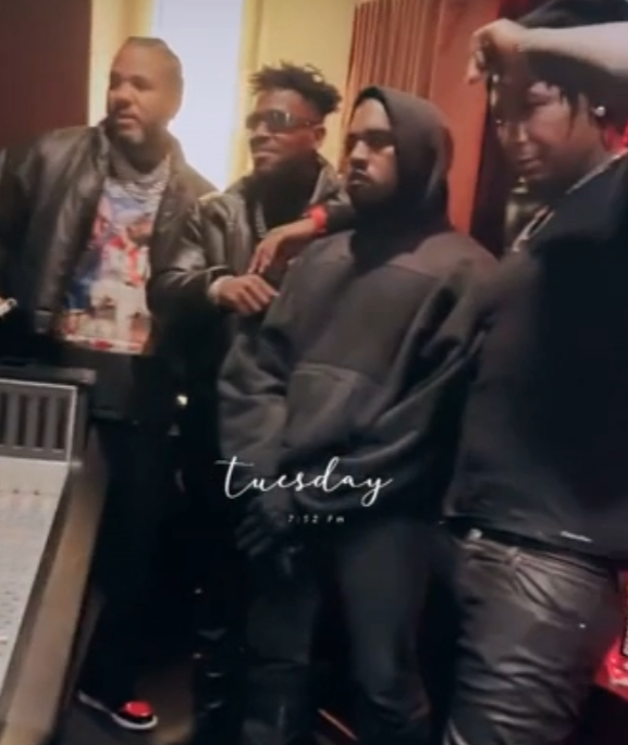 Kanye was in the studio with Blueface, The Game, Moneybagg Yo, Chavo and Mike Dean last night, Big Sean was there as well apparently 👀