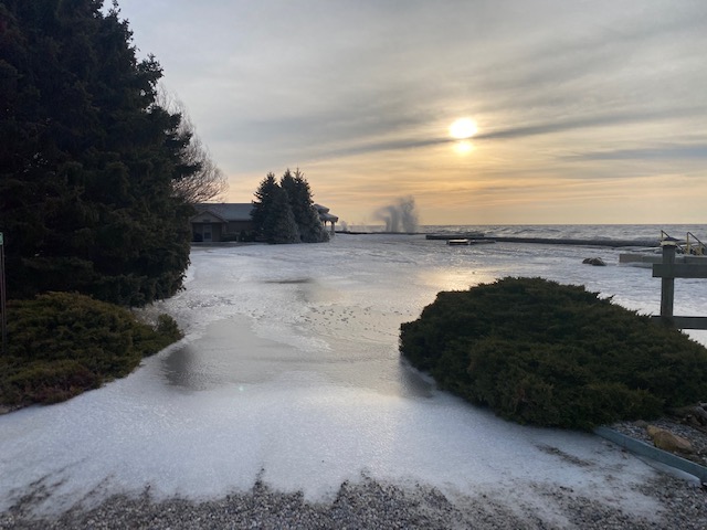 Jason_Homewood's tweet photo. When @LakeErieNorth doesn't freeze over the winter, flooding and erosion persist. Pics taken this morning by my co-worker, Valerie Towsley.
#onflood #ltvca #ckont https://t.co/AtNRMhn23B