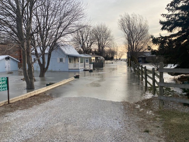 Jason_Homewood's tweet photo. When @LakeErieNorth doesn't freeze over the winter, flooding and erosion persist. Pics taken this morning by my co-worker, Valerie Towsley.
#onflood #ltvca #ckont https://t.co/AtNRMhn23B