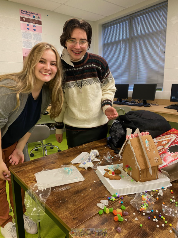 TheCozyCo's tweet photo. Throwback to the last mixer! We had a Gingerbread Contest to bring in the new year! #CozyCo #Goredhawks #yayhappynewyear #gingerbreadcontest https://t.co/J69rdkZ805