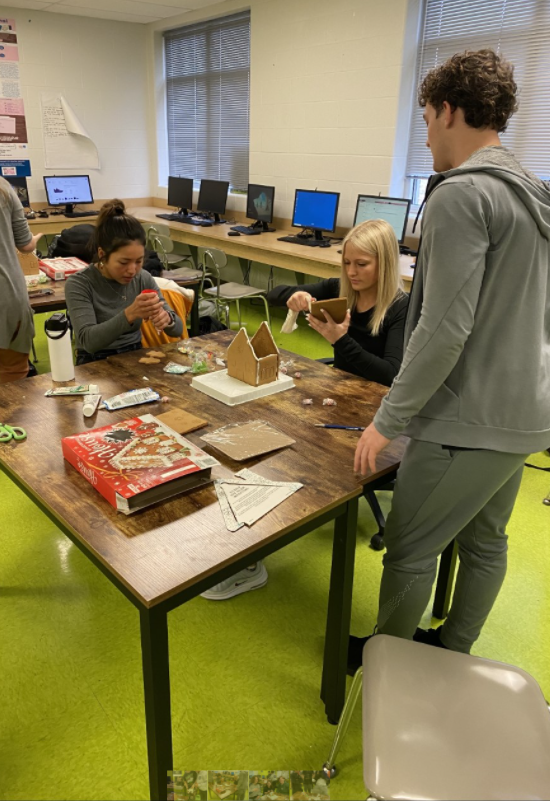 TheCozyCo's tweet photo. Throwback to the last mixer! We had a Gingerbread Contest to bring in the new year! #CozyCo #Goredhawks #yayhappynewyear #gingerbreadcontest https://t.co/J69rdkZ805