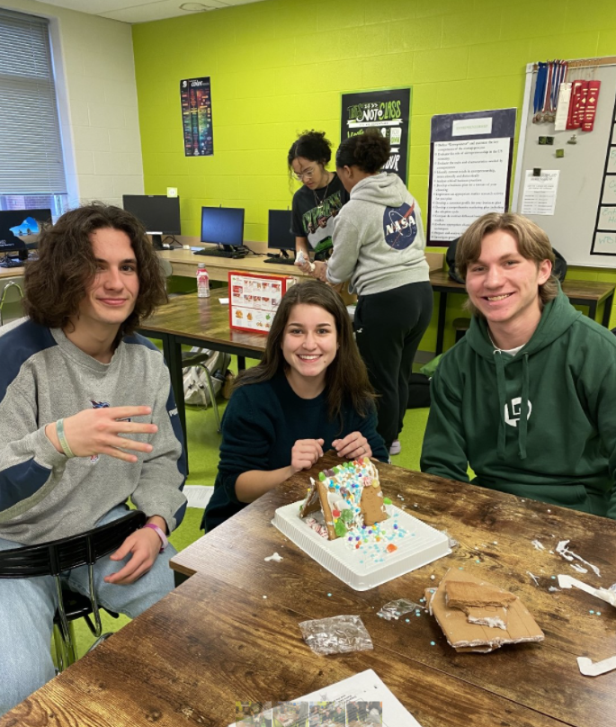 TheCozyCo's tweet photo. Throwback to the last mixer! We had a Gingerbread Contest to bring in the new year! #CozyCo #Goredhawks #yayhappynewyear #gingerbreadcontest https://t.co/J69rdkZ805