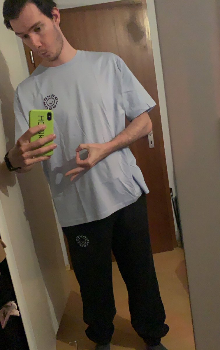 Merch is auch endlich da PagMan warte noch auf die zweite jogger tho, bin aber froh noch eine bestellt zu haben weil die is legit supercomfy und macht echt gute ass @RevedTV 💜💜💜