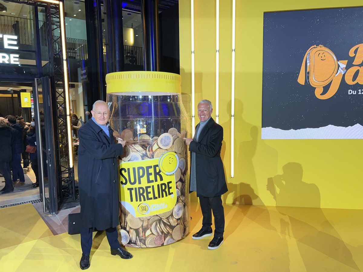 #PiècesJaunes | #BrigitteMacron, #DidierDeschamps et <a href="/PhilippeWahl/">PhilippeWahl</a> pour le lancement des <a href="/piecesjaunes/">Pièces Jaunes</a> ! Rendez-vous dans vos bureaux de poste pour déposer vos tirelires jusqu’au 5 Février 💛💛
