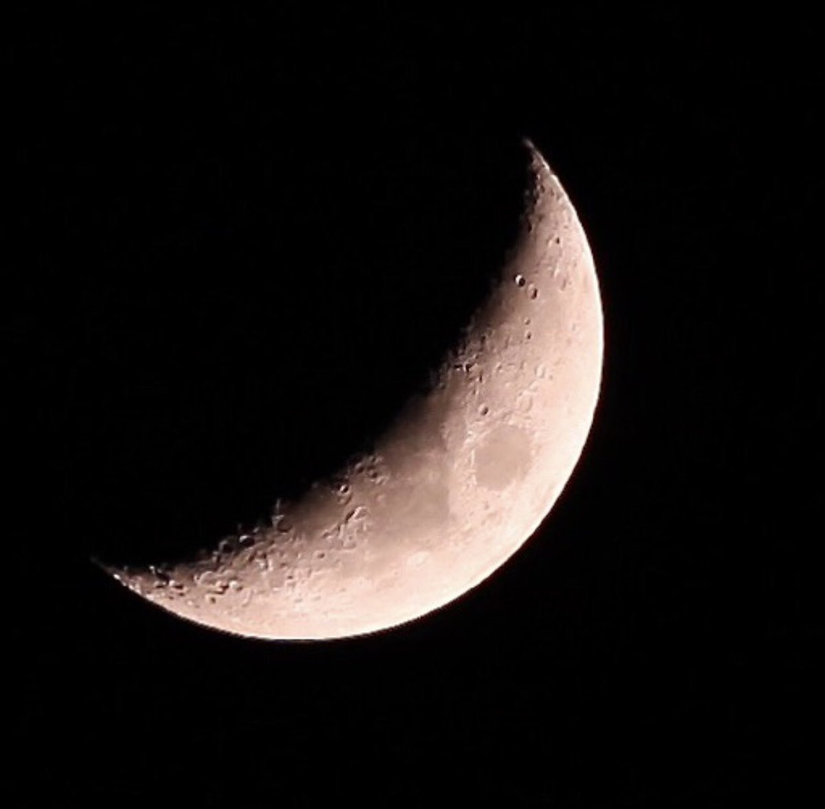 LvUum1's tweet photo. Waxing crescent and First quarter Moon on January 7 and 9 https://t.co/9vFlx1cplN