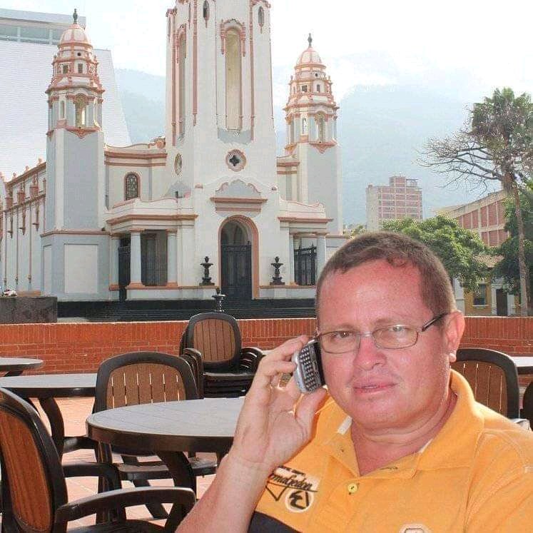 #Tablazo Militante revolucionario asesinado en #Apure era director de la emisora comunitaria Radio Frontera. José Gregorio Urbina tenía 49 años, era de San Fernando de Apure y hace 18 años vivía en Puerto Páez, donde lo asesinaron la noche del lunes. Deja cuatro niños huérfanos.