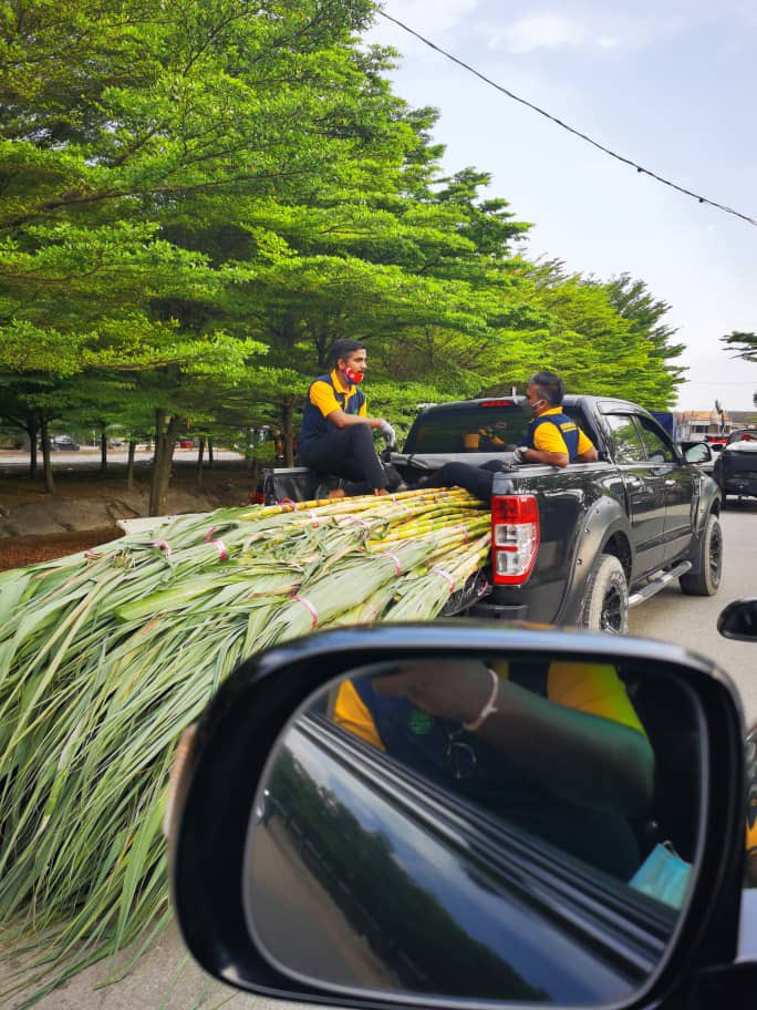 Theeageesh's tweet photo. Pemuda MIC Di Parlimen Kota Raja.
“Thai piranthal vazhi pirakkum’, peribahasa Tamil yang bermaksud kejayaan akan datang bergolek apabila tibanya bulan Thai, iaitu bulan ke-10 dalam kalendar Tamil dan ia jatuh pada 14 Januari.
Kita berkhidmat untuk rakyat!!!
#PemudaMIC https://t.co/8DwqY6C6t3