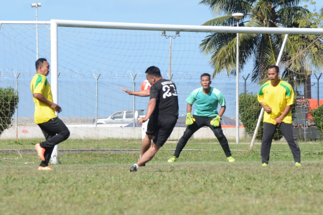 Mawilla_1's tweet photo. Perlawanan Persahabatan Bola Sepak di antara Wisma Gelang vs Wisma Gebeng @Mawilla_1.
Sports for fun and stay healthy!
#NavyTheBest
@tldm_rasmi 
@reza_azeranil63
@ARBA_My
@MPA_Barat 
@pulendren https://t.co/HpuB7rerIj