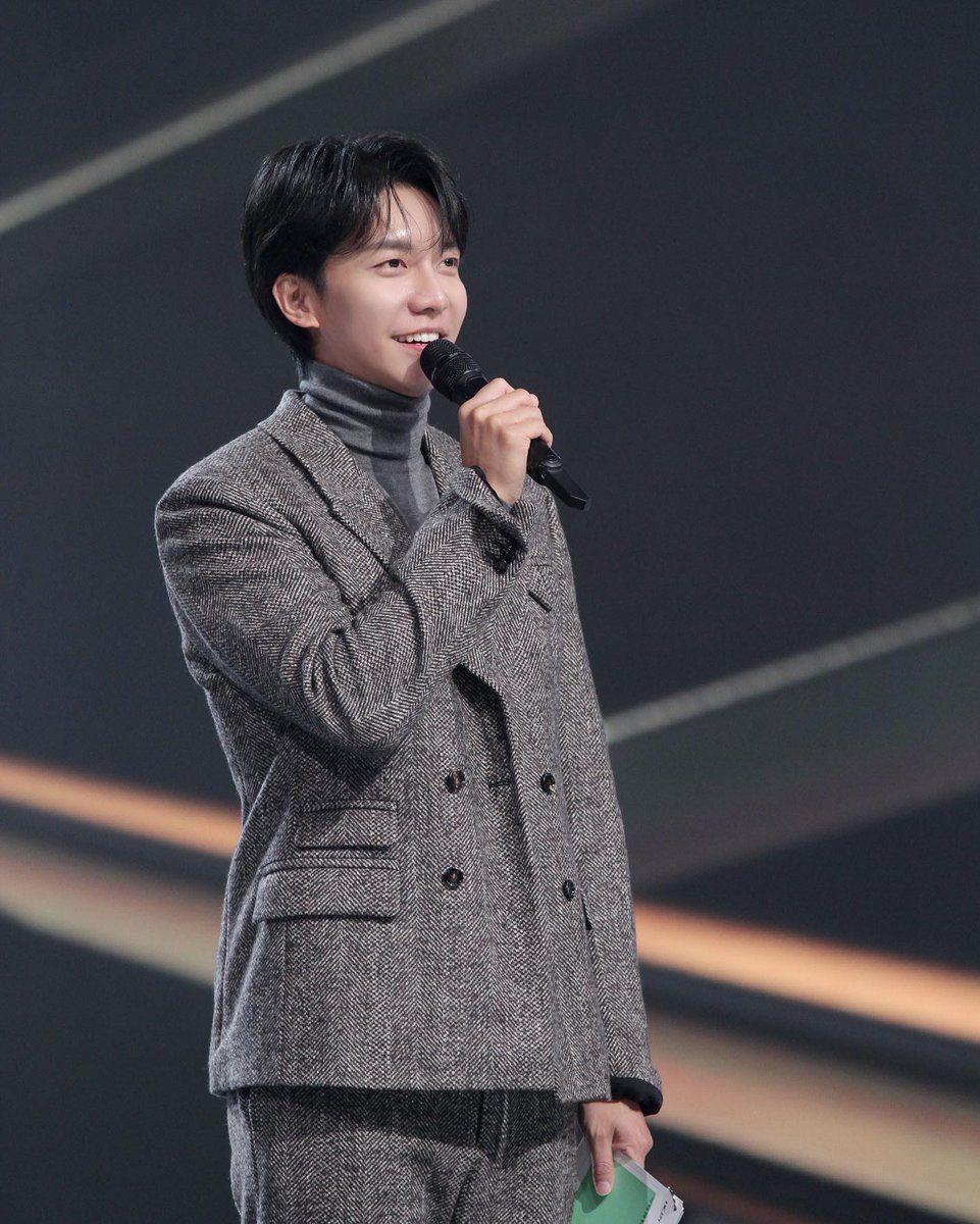hotteokandhoney's tweet photo. happy 35th birthday, our bright-light-funny Lee Seunggi! thank you for your hark work these years and can't waiting for your upcoming project. aAAAA ME LOF U🥺💖🤩🥰🔥💫🥰🎉😣🧡
#LeeSeungGi #이승기 https://t.co/zG34PIxyqU