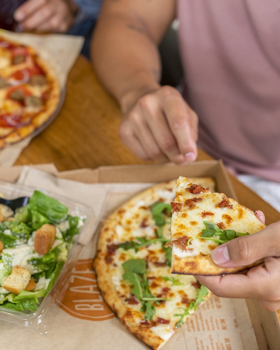 BlazePizza's tweet photo. Applewood smoked bacon. 🥓
Creamy white sauce. ⚪️
Peppery arugula. 🌿

It's looking like another #WhiteTopWednesday, my dudes. Which Signature Pizza is your go-to? https://t.co/A38dHtpjG6