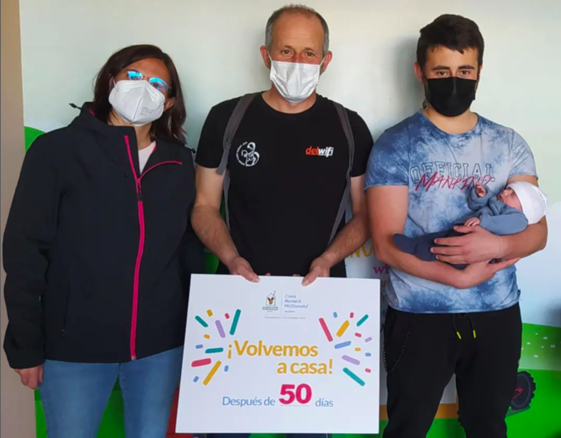 CasaRonaldVLC's tweet photo. Ni más ni menos que 50 días han pasado desde que esta bonita familia de #Moixent llegó a nuestra Casa para esperar pacientemente a que el super peque cogiera fuerzas. 
¡Hasta siempre familia 🦏 Kilian tiene mucha suerte de teneros como padres y a Adam como hermano mayor! https://t.co/IsN5QdAvfH
