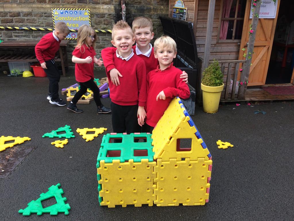 AbbeyPrim's tweet photo. Dosbarth Mrs Jones have had a busy few days learning about different types of houses. We have drawn, collaged and constructed! Here are some photos of our escapades. #buddingbuilders #article29bethebestyoucan https://t.co/d8ZYj3SMXU