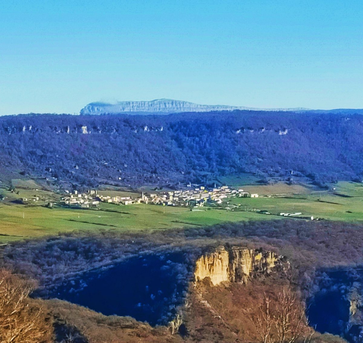 e13sirio's tweet photo. Mañana fresca en el Reino de #Lokiz desde la falda Norte de #Olastizu.

He forzado el contraste para apreciar mejor el Monte Beriain #Andía elevándose por encima de #Urbasa #Ameskoas #Eulate #Navarra #Invierno y de la pared de #Artxu #Belaztegi junto al #Uyarra https://t.co/aWrRH6zh8o