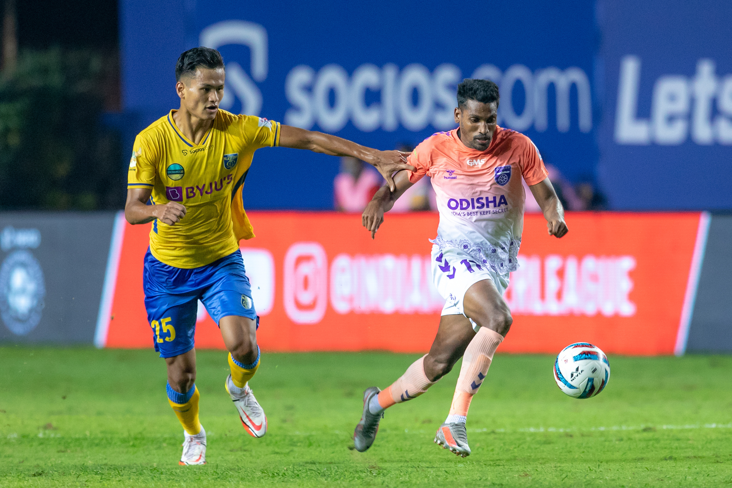 ISL 2021-22: Doubel strike from Kerala Blasters fullbacks lands them on the top of the table