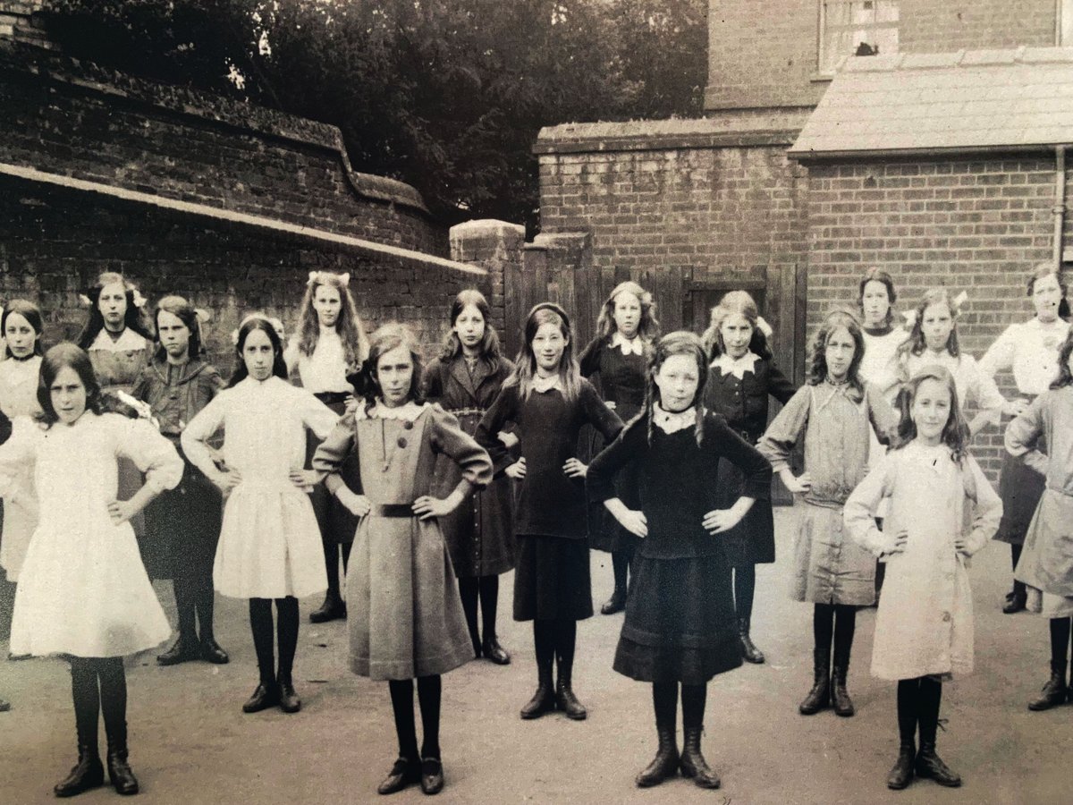 How gorgeous are these Hitchin girls! Unfortunately, we do not have a date for this picture but, judging by their clothes, we can guess it was taken some time in the 20th century.

Do you know something else?

Let’s treasure and rediscover the history of our community together!